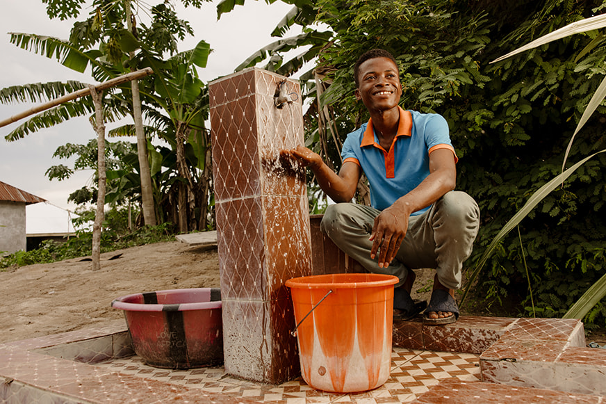 mohamed-fetching-water-from-the-tap