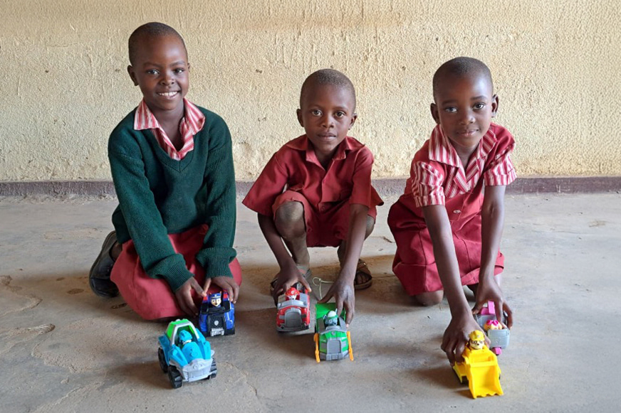 alice-tinotenda-amanda-playing-in-class