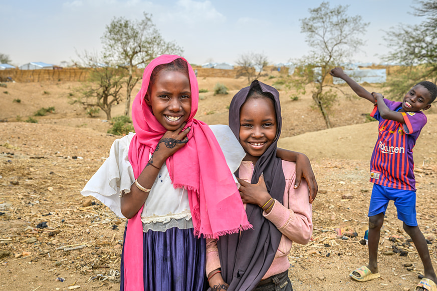 emerg-response-chad-refugees-three-children-play