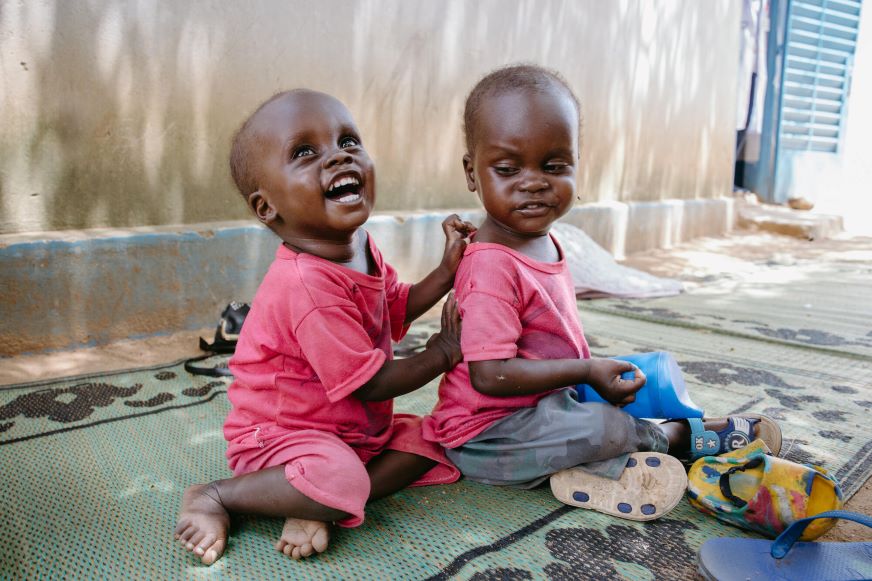 Sudan-Hunger-twins-malnutrition-smiling