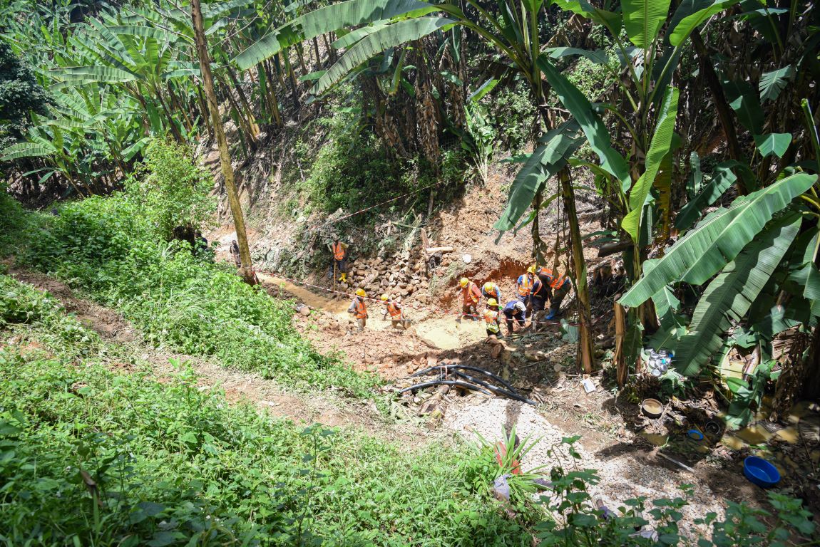 Water-DRC-wait-for-clean-water-is-over-construction-work-jungle.