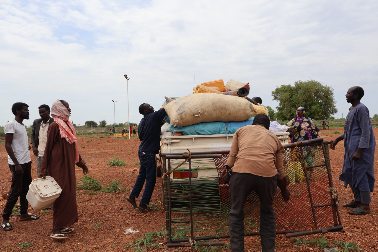 refugees_unload_cart_with_essential_food_supplies