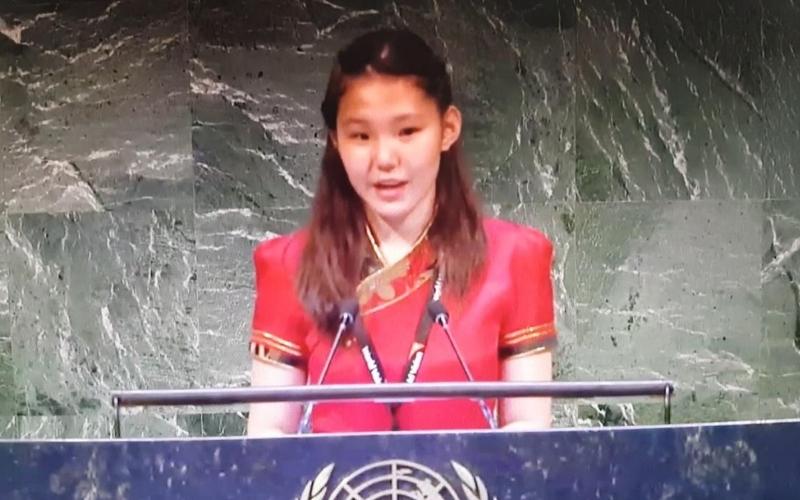 Nomundari se tient à la tribune des Nations Unies.