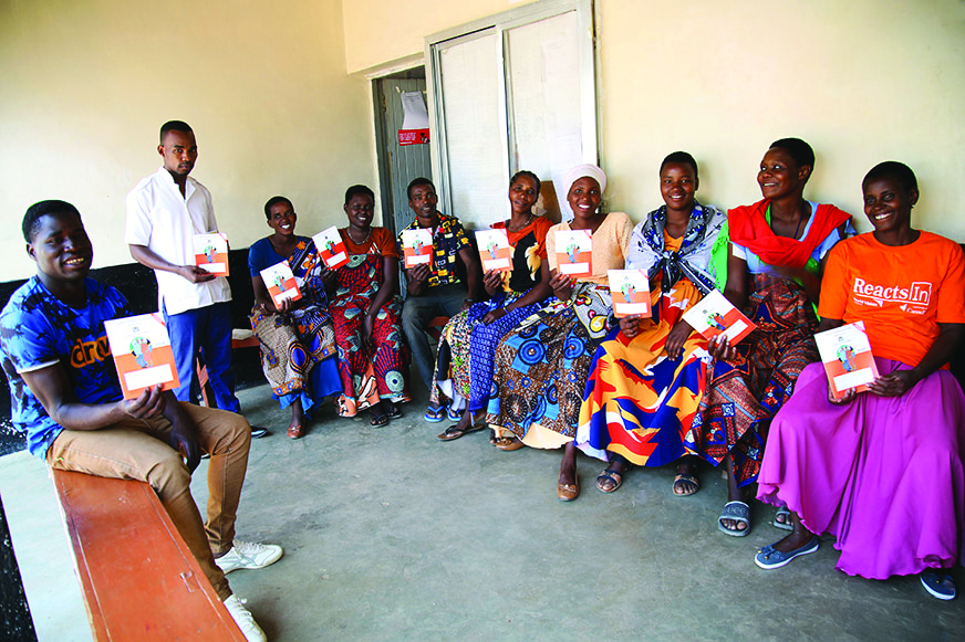 Un groupe de personnes assises ensemble