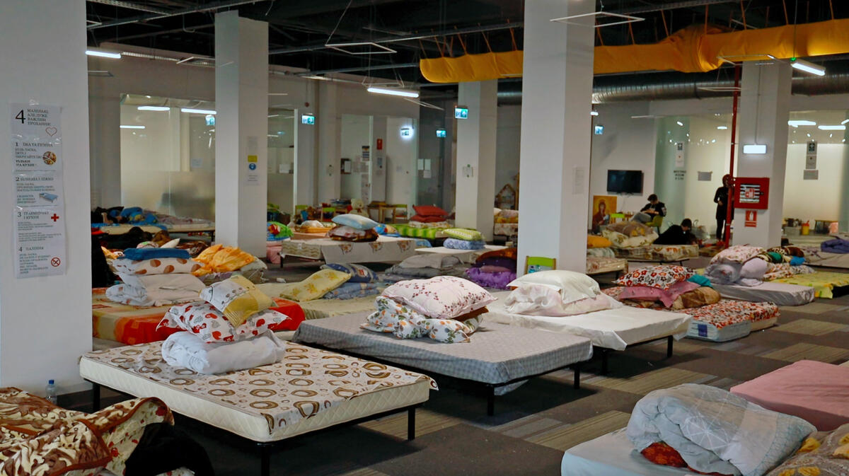 En 2022, cette grande salle remplie de lits et de literie attendait l'arrivée de réfugiés ukrainiens en Roumanie.