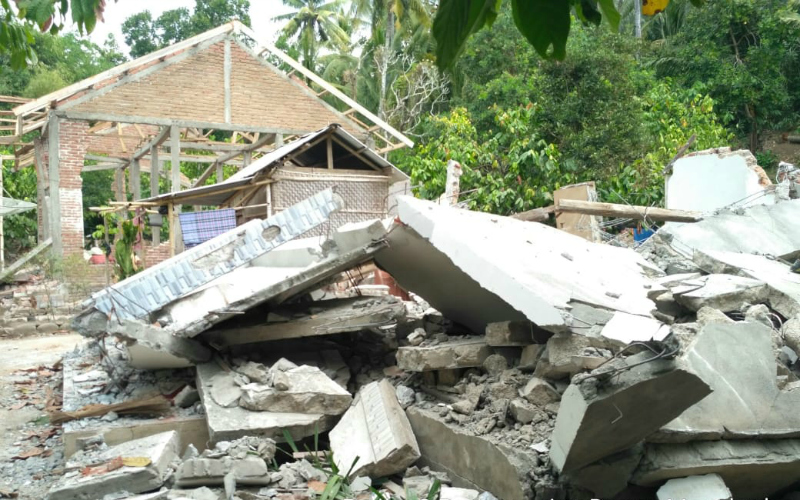 Des maisons détruites en Indonésie à la suite d’un tremblement de terre et d’un tsunami