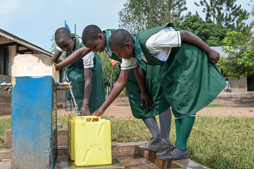 Cissy et ses amis vont chercher de l'eau