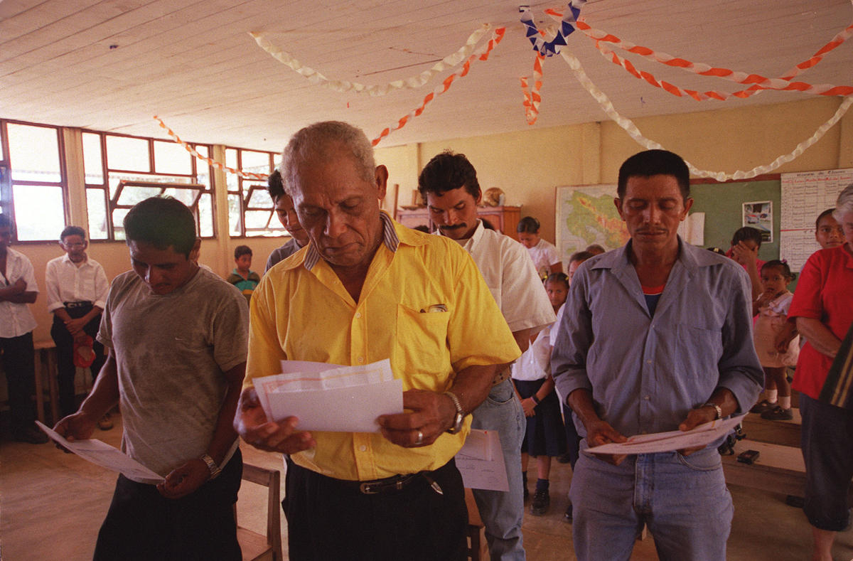 Un groupe d'agriculteurs de la communauté de Las Brisas, au Costa Rica, brandit son diplôme de première année.