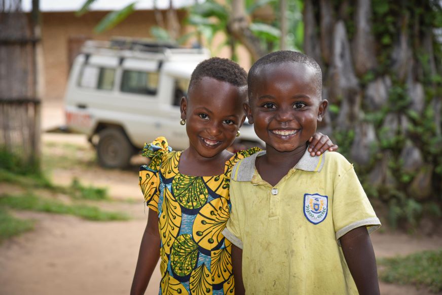 En République démocratique du Congo, une jeune fille et un jeune garçon se tiennent côte à côte et sourient.