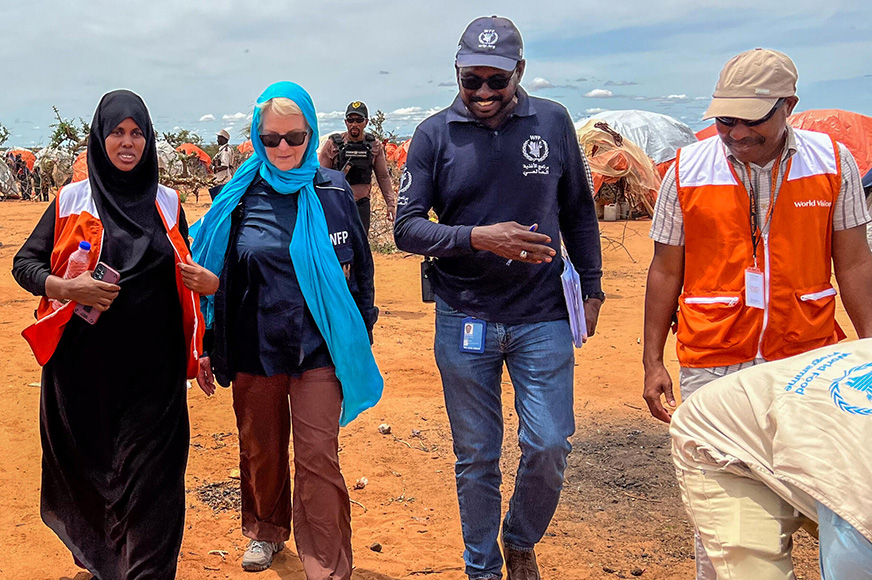 Des employés de World Vision Canada se promènent dans un camp de réfugiés