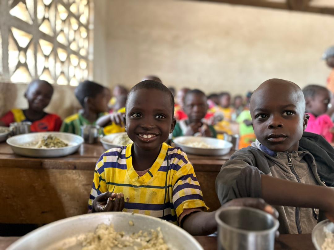 En cas de crise alimentaire, les repas scolaires peuvent sauver la vie des enfants.