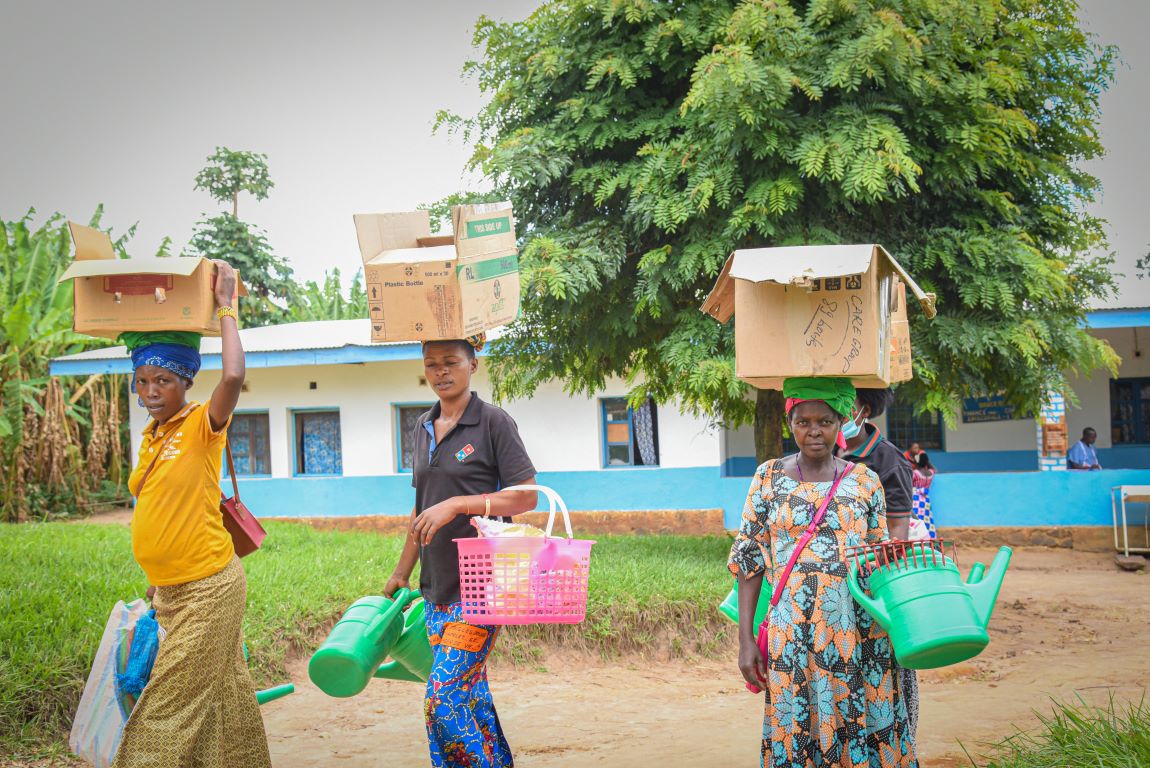 Faim en RDC : fin de l'attente pour l'eau potable – des femmes transportent des boîtes