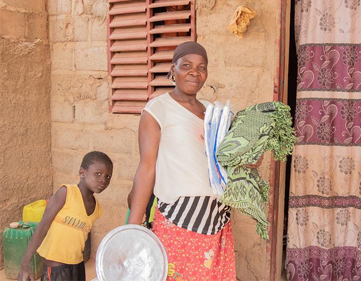 lutte-contre-la-faim-réduction-du-gaspillage-alimentaire-femme-et-enfant-devant-leur-maison