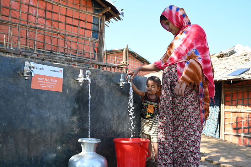 eau-potable-développement-international-une-mère-et-son-fils-vont-chercher-de-l’eau