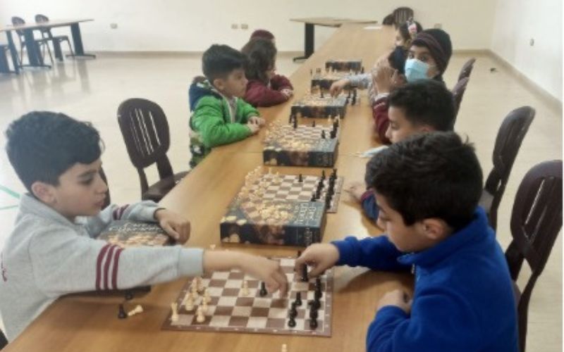 dons-de-bienfaisance-spinmaster-liban-garçons-jouant-aux-échecs