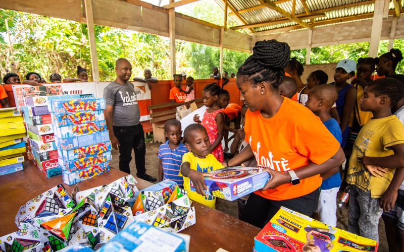 Modèle d'image horizontale pour blogue - Dons caritatifs - Spinmaster - Haïti - Bénévolat - Dons de jouets