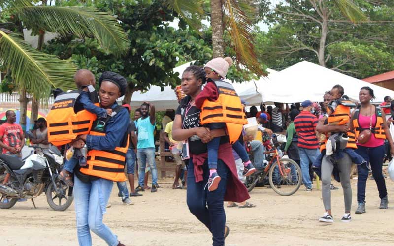 darien-gap-route-des-migrants-femmes-portant-des-enfants-équipés-de-gilets-de-sauvetage