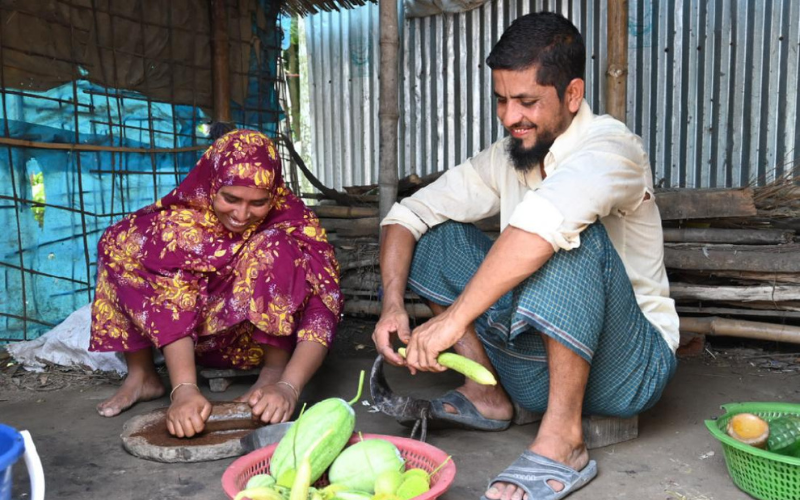 Muslima et Abu sont assis ensemble chez eux, en train de préparer des légumes pour le souper.