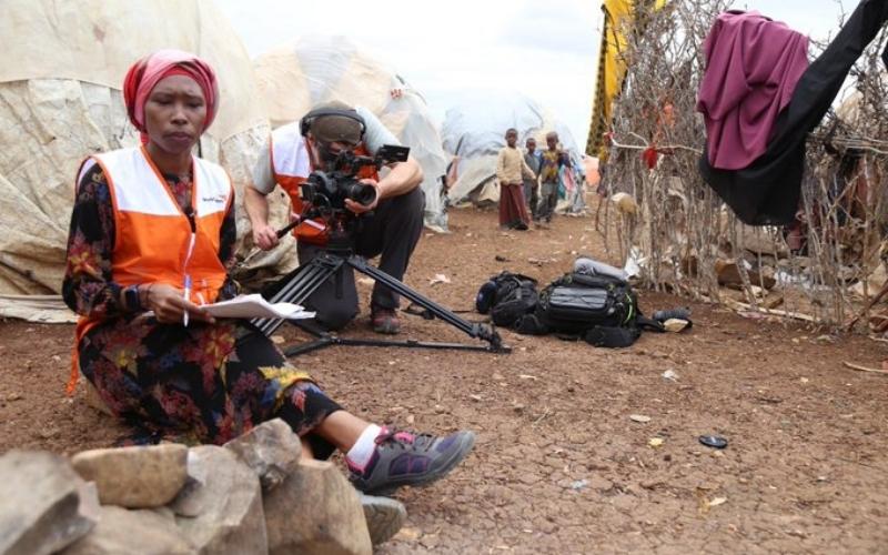 journée-mondiale-de-l'aide-humanitaire-lucy-avec-un-caméraman-rédaction-de-l'équipe