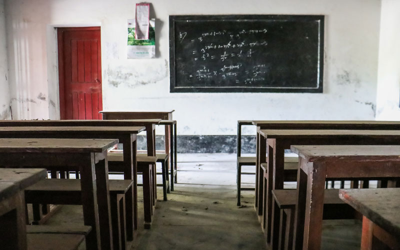 Une salle de classe vide au Bangladesh.