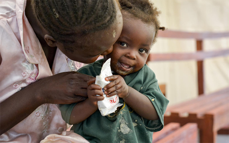 Une femme du Soudan du Sud nourrit son enfant.