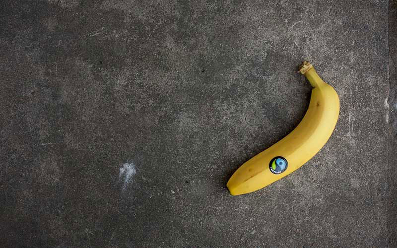 Une banane sur fond noir.
