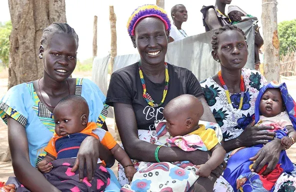 Des mères et leurs bébés attendent de bénéficier de services de nutrition à l'unité de soins de santé primaires de Maliai, à Gogrial-Est, dans l'État de Warrap. (Soudan du Sud, 2024)