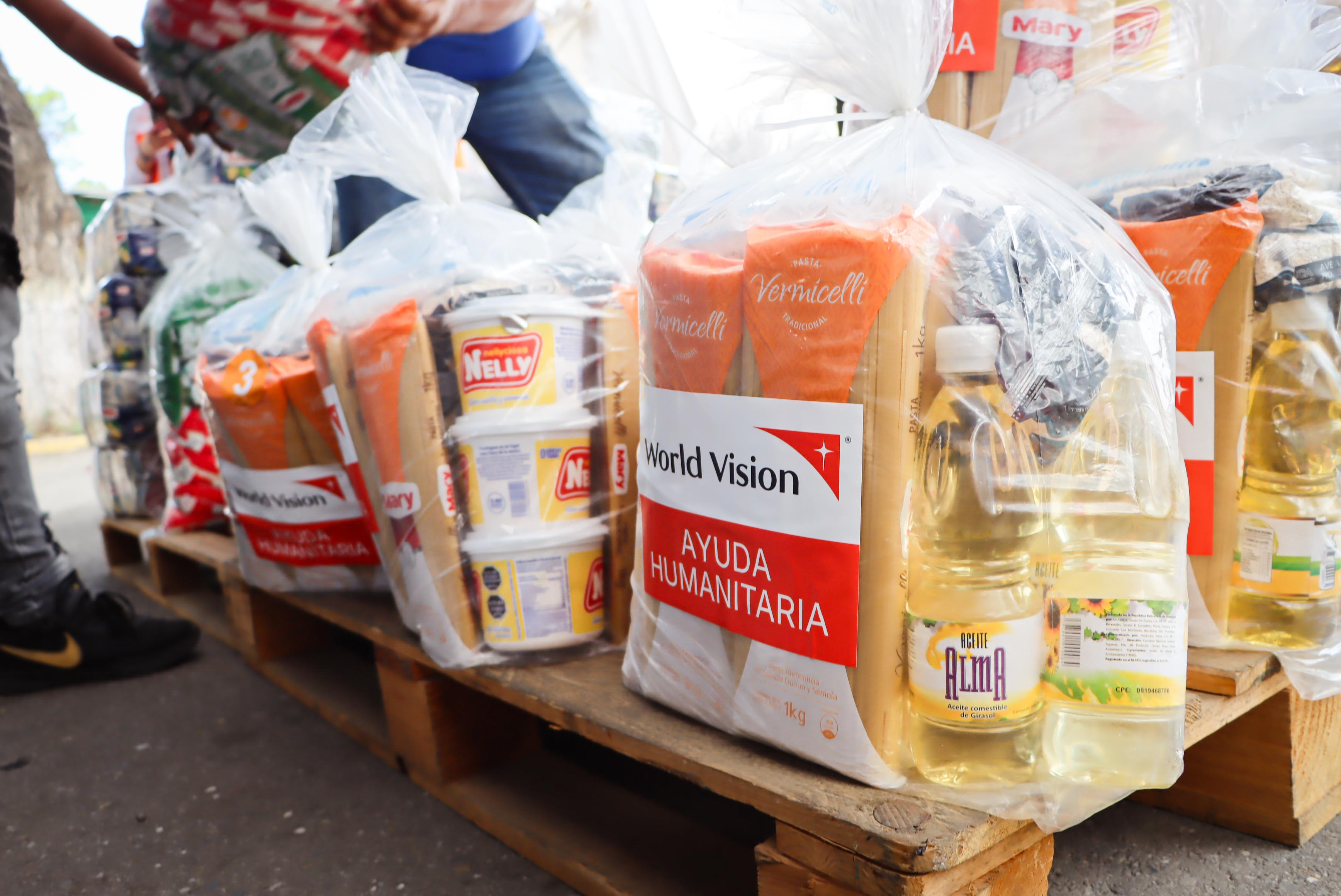 Des sacs de provisions sont déposés sur une plate-forme.