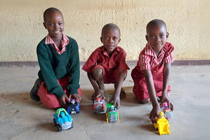 alice-tinotenda-amanda-playing-in-class
