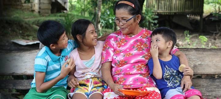 wvc-planned-giving-woman-children-sitting-and-laughing-mobile
