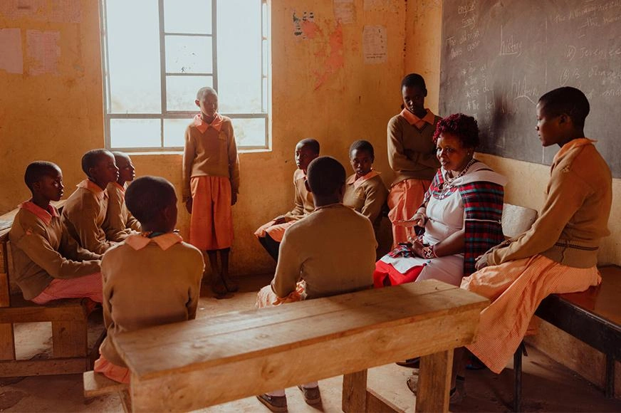 cutting-ties-with-fgm-woman-and-students-in-classroom