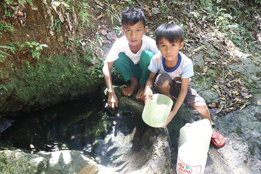 Water-pipe-dream-comes-true-children-collecting-water
