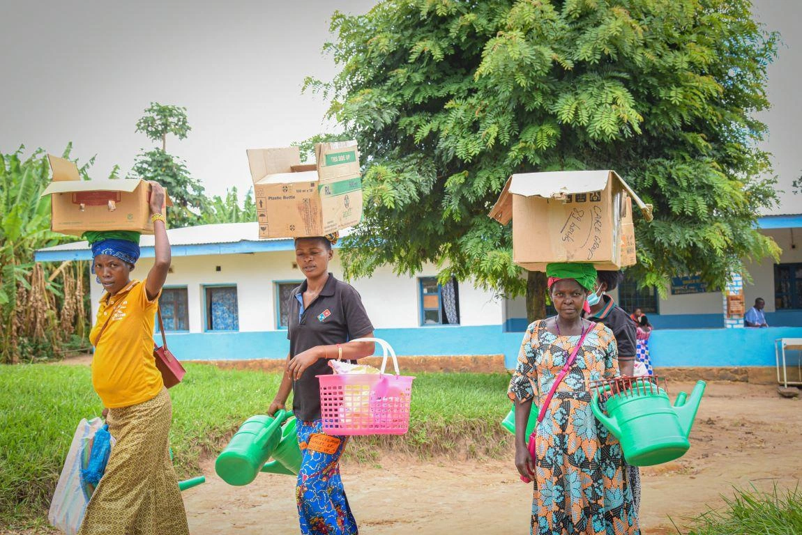 HUnger-DRC-wait-for-clean-water-is-over-women-carrying-boxes