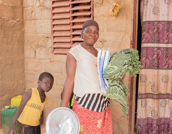 hunger-reduce-food-waste-woman-and-child-outside-their-home