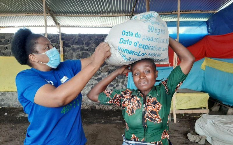 food-insecurity-drc-two-women-food-distribution