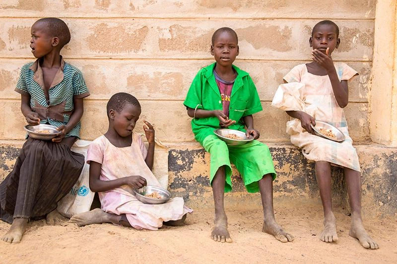 À l'école, on sert aux enfants du sorgho et des fèves.