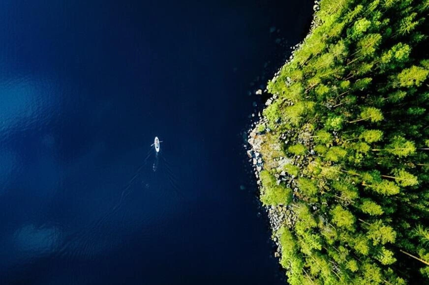 Vue plongeante sur les eaux bleues et limpides de la Finlande