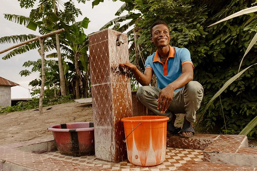 Mohamed-allant-chercher-de-l'eau-au-robinet