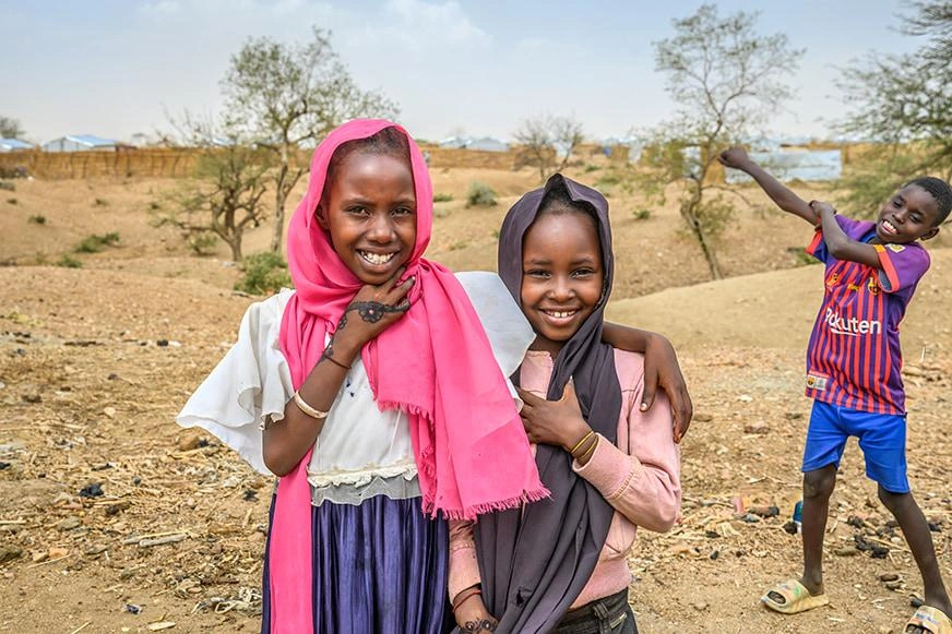 intervention-d’urgence-au-Tchad-réfugiés-trois-enfants-jouent
