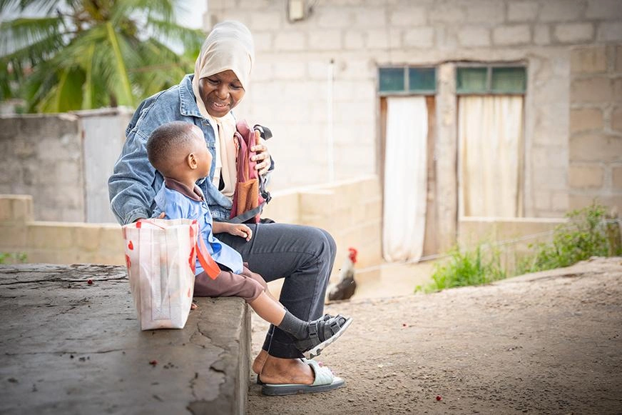 Amani, dans un moment de tranquillité avec son fils