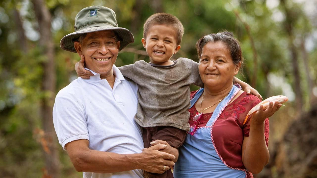 Perpétuer son héritage : des grands-parents avec leur petit-fils