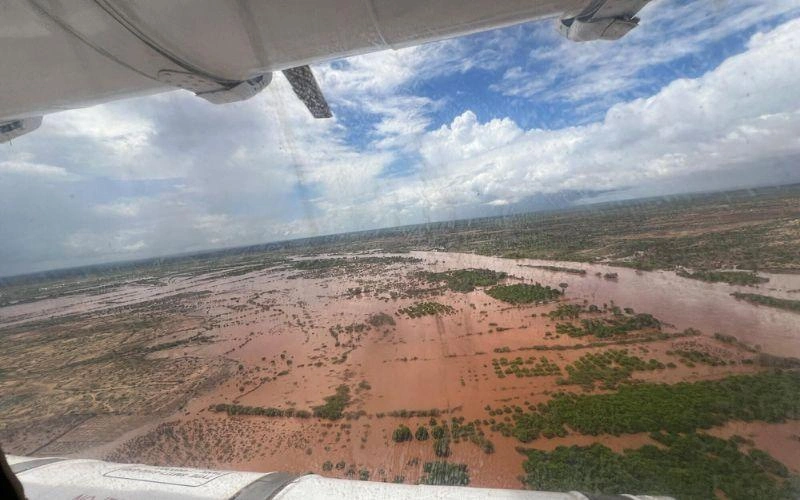 La vue depuis un avion survolant une région inondée. Le paysage est presque entièrement recouvert d’eau.