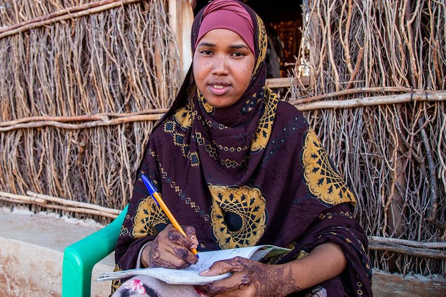 world-vision-canada-adolescente-écrivant-dans-un-cahier.