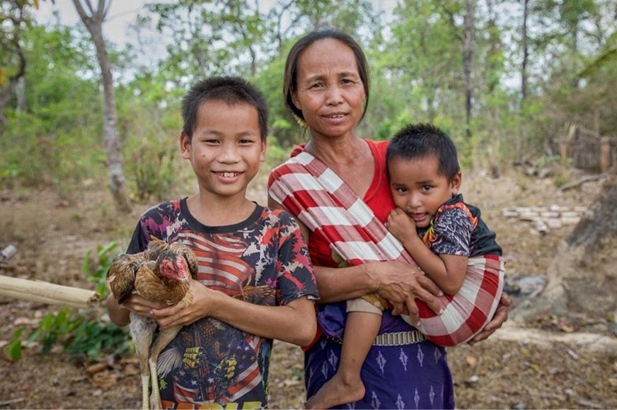 world-vision-canada-une-mère-et-ses-deux-fils-devant-une-ferme