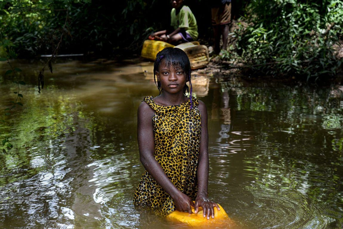 Eau-RDC-l'attente-pour-de-l'eau-potable-est-terminée-Nadege-washpg