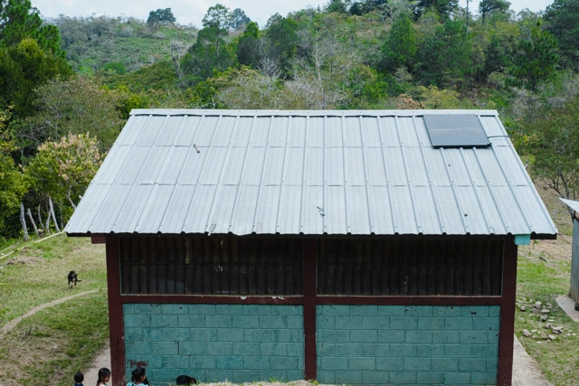 panneaux-solaires-énergie-propre-honduras-transformation-toit-équipé-de-panneaux
