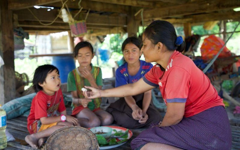 Modèle d'image horizontale pour blogue - Insécurité alimentaire au Laos : une famille en train de manger