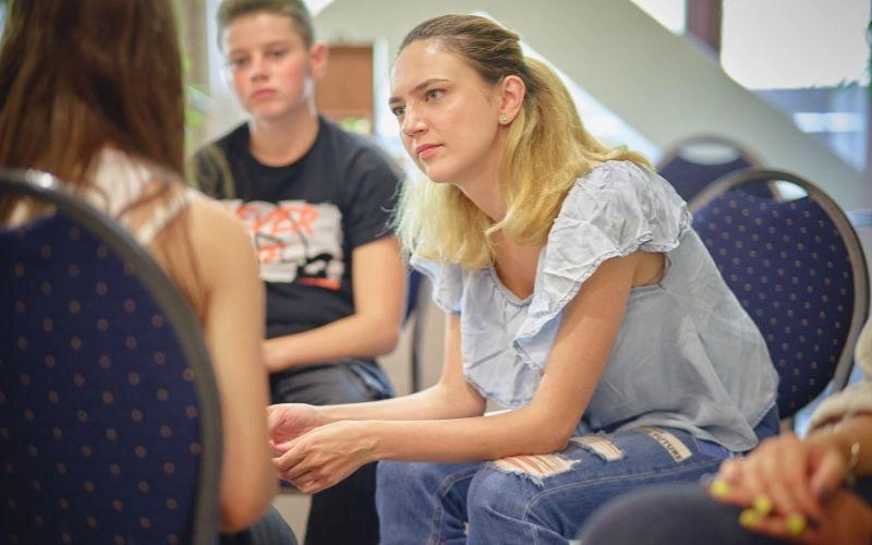 Journée mondiale de l'aide humanitaire : Andreea, membre du personnel en Roumanie, assise et à l'écoute