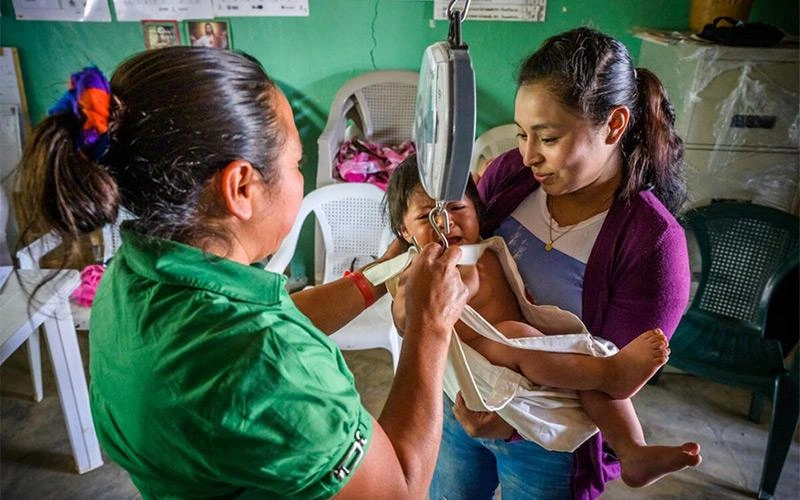 World Vision Canada : Les causes de la pauvreté – Un bébé en cours d’examen