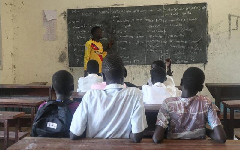 World Vision Canada : Causes de la pauvreté chez les garçons touchés par les conflits, dans une salle de classe
